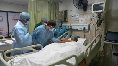 হাসপাতালে চিকিৎসাধীন ফরিদা পারভীনকে দেখতে যান মির্জা ফখরুল ইসলাম আলমগীর
