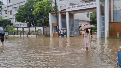 বৃষ্টিতে শিক্ষা প্রতিষ্ঠানে জলাবদ্ধতা সৃষ্টি হয়েছে