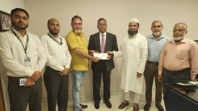 অটো স্পিনিং লিমিটেডের ব্যবস্থাপকের হাতে চেক তুলে দেন বিএনআইসিএল ব্যবস্থাপনা পরিচালক