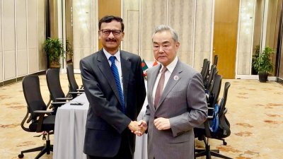 পররাষ্ট্র উপদেষ্টা মো. তৌহিদ হোসেনের সঙ্গে চীনের পররাষ্ট্রমন্ত্রী ওয়াং ই