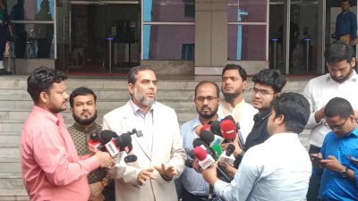 গণমাধ্যমকে ব্রিফ করছেন জামায়াতের সহকারী সেক্রেটারি জেনারেল এহসানুল মাহবুব জুবায়ের