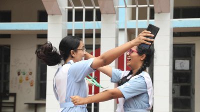 পরীক্ষার ফল জেনে দুই শিক্ষার্থীর উচ্ছ্বাস প্রকাশ। ছবি: নাসিরুল ইসলাম