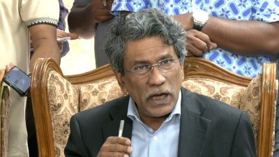 সাংবাদিকদের ব্রিফ করছেন অধ্যাপক ড. আলী রীয়াজ