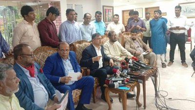 বৈঠক শেষে অনেক অপেক্ষার পর ব্রিফ করছেন সালাহ উদ্দিন আহমেদ