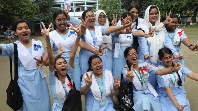 উচ্ছ্বসিত শিক্ষার্থীরা (ছবি: নাসিরুল ইসলাম)