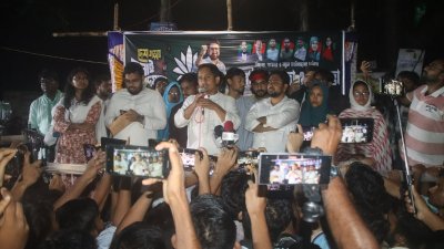 ইসলামী বিশ্ববিদ্যালয়ের সামনে পথসভায় বক্তব্য দেন সারজিস আলম