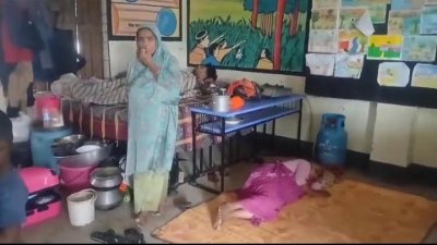 আশ্রয়কেন্দ্রে বন্যাদুর্গতরা