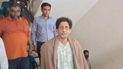 আদালত প্রাঙ্গণে অধ্যাপক আবুল বারকাত