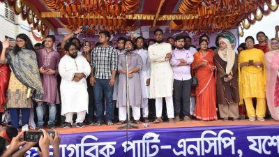 পথসভায় জাতীয় নাগরিক পার্টির (এনসিপি) আহ্বায়ক নাহিদ ইসলাম ও অন্যরা