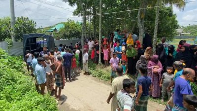 ঘটনাস্থলে স্থানীয়রা