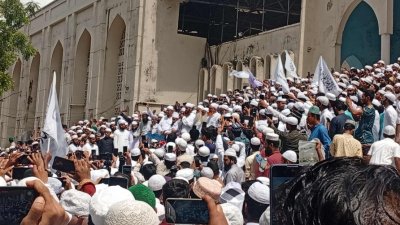 বায়তুল মোকাররম মসজিদের উত্তর গেটে বিক্ষোভ সমাবেশ করে হেফাজতে ইসলামের নেতাকর্মীরা