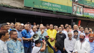 বক্তৃতা করছেন রুহুল কবির রিজভী