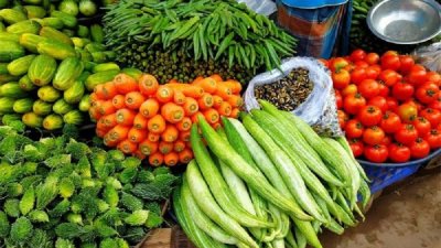 টানা বৃষ্টির প্রভাবে বাজারগুলোতে চড়া দামে বিক্রি হচ্ছে সবজি