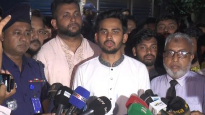 সাংবাদিকদের সঙ্গে কথা বলছেন স্থানীয় সরকার উপদেষ্টা আসিফ মাহমুদ সজীব ভুঁইয়া