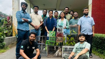 উদ্ধার হওয়া বন্যপ্রাণীর সঙ্গে উদ্ধারকারীরা