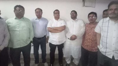 ঢাকা বিশ্ববিদ্যালয়ের সাদা দলের শিক্ষকরা উপাচার্যের সঙ্গে সাক্ষাৎ করে বিবৃতিদাতা শিক্ষকদের শাস্তির দাবি জানান