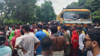 মরদেহ উদ্ধারের পর সড়ক অবরোধ করে বিক্ষোভে ফেটে পড়েন স্থানীয় বাসিন্দারা