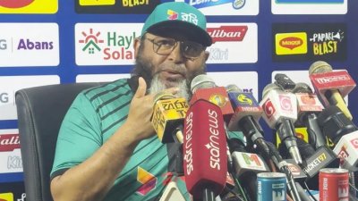 সংবাদ সম্মেলনে মুশতাক