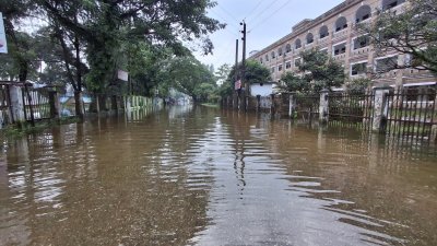 সড়কে ও বাড়ির উঠানে থৈথৈ করছে পানি