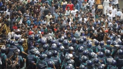 ১৩ জুলাই (২০২৪) রাজপথে মুখোমুখি অবস্থানে পুলিশ ও কোটা আন্দোলনকারীরা (ছবি: সাজ্জাদ হোসেন)