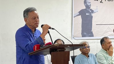 বক্তব্য দিচ্ছেন আমির খসরু মাহমুদ চৌধুরী