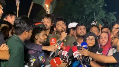 বক্তৃতা করছেন  বৈষম্যবিরোধী ছাত্র আন্দোলনের সভাপতি রিফাত রশিদ