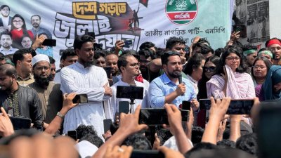 সাতক্ষীরার পথসভায় জাতীয় নাগরিক পার্টির (এনসিপি) আহ্বায়ক নাহিদ ইসলাম ও অন্যরা