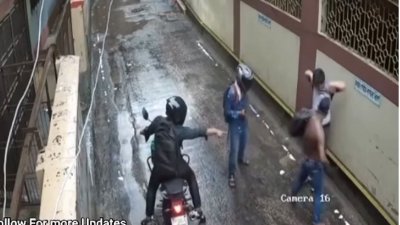 তিন ছিনতাইকারী একটি মোটরসাইকেলে দেশীয় অস্ত্র ঠেকিয়ে ছিনতাইয়ের ঘটনাটি ঘটায় (ছবি: সিসিটিভি ফুটেজ থেকে)
