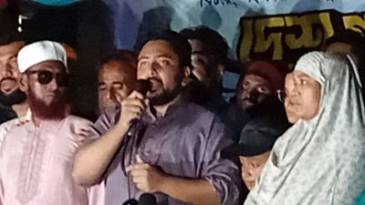 পথসভায় বক্তব্য রেখেছেন নাহিদ ইসলাম