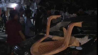 হামলায় ক্ষতিগ্রস্ত গাড়ি