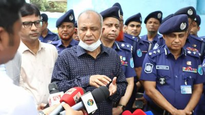 সাংবাদিকদের সঙ্গে কথা বলছেন  মো. জাহাঙ্গীর আলম চৌধুরী