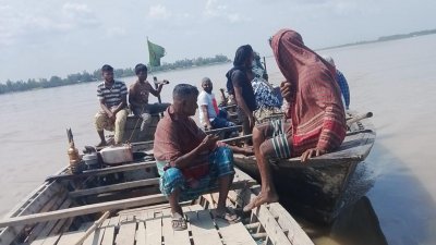 স্থানীয়রা (বাঁয়ে) ভারত থেকে আসা নৌকাটিকে (ডানে) আটক করেন