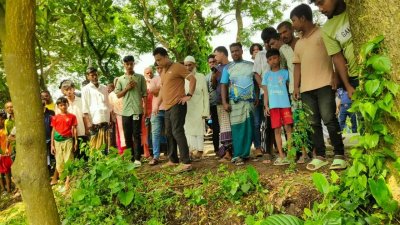 ঘটনাস্থলে স্থানীয়রা