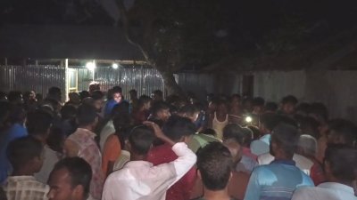 ঘটনাস্থলে মানুষের ভিড়