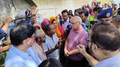 ফেনীতে বন্যাদুর্গতদের দেখতে আসেন উপদেষ্টা ফারুক ই আজম