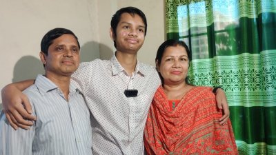মা-বাবার সঙ্গে নিবিড় কর্মকার
