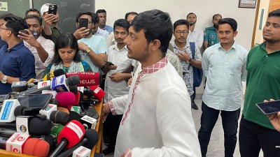সিইসির সঙ্গে বৈঠক শেষে সাংবাদিকদের ব্রিফ করেন  জাতীয় নাগরিক পার্টির (এনসিপি) মুখ্য সমন্বয়ক নাসির উদ্দিন পাটোয়ারী
