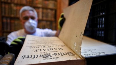 লাইব্রেরিতে প্রায় চার লাখ বই রয়েছে। ছবি: এপি