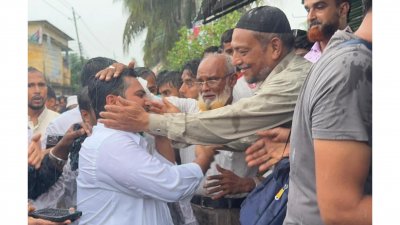 স্থানীয় জনতার সঙ্গে শুভেচ্ছা বিনিময় করেন নাহিদ ইসলাম ও অন্য নেতারা