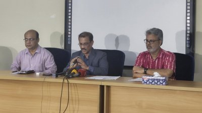 সংবাদ সম্মেলনে অনুষ্ঠান সম্পর্কে বিস্তারিত জানান বিশ্ববিদ্যালয়ের কোষাধ্যক্ষ অধ্যাপক জাহাঙ্গীর আলম