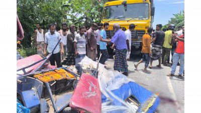ট্রাকচাপায় অটোরিকশাটি ভেঙেচুরে গেছে
