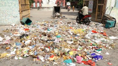 পৌরসভার প্রধান ফটকে ময়লা ফেলে প্রতিবাদ করেন পরিচ্ছন্নতা কর্মীরা
