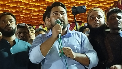 বক্তৃতা করছেন জাতীয় নাগরিক পার্টির আহ্বায়ক নাহিদ ইসলাম