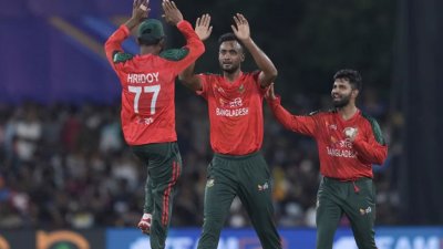 দুই ওভারে দুই উইকেট নেন শরিফুল