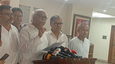 সাংবাদিকেদের ব্রিফ করেন রুহিন হোসেন প্রিন্স