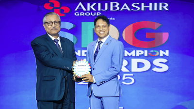 পুরস্কার গ্রহণ করছেন ওয়ালটন হাই টেক ইন্ডাস্ট্রিজ পিএলসি’র ব্যবস্থাপনা পরিচালক এস এম মাহবুবুল আলম