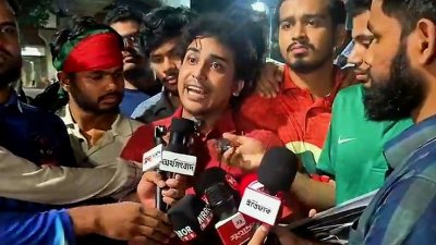 মিছিলে অংশ নেওয়া একজন শিক্ষার্থী গণমাধ্যমের সঙ্গে কথা বলছেন