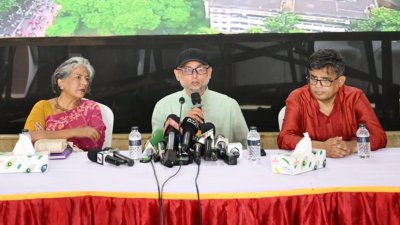 সংবাদ সম্মেলনে বক্তব্য রাখছেন  সংস্কৃতি বিষয়ক উপদেষ্টা মোস্তফা সরয়ার ফারুকী