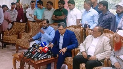 সাংবাদিকদের ব্রিফ করছেন বিএনপির স্থায়ী কমিটির সদস্য সালাহ উদ্দিন আহমেদ