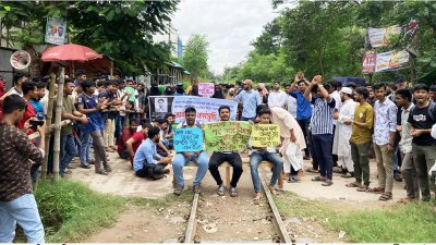 প্রায় তিন ঘণ্টা রেলপথ অবরোধ করে রাখেন শিক্ষার্থীরা